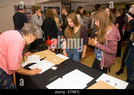Les élèves du collège leur collecte 2014 un niveau résultats, Farnham, Surrey, Royaume-Uni. Banque D'Images