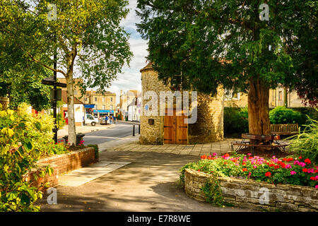 Melksham Wiltshire depuis l'intérieur d'un petit jardin public Banque D'Images