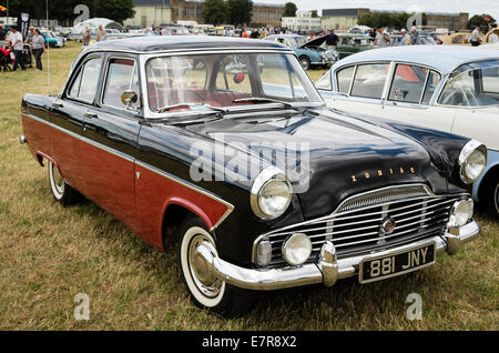 FORD ZEPHYR ZODIAC salon de voiture des années 1950 à un spectacle en anglais Banque D'Images