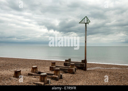 Tuyau de vidange sur Hayling Island beach, tuyau d'exutoire, Hampshire, Angleterre Banque D'Images