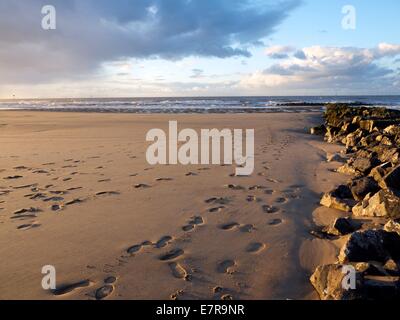 Des traces de pas dans le sable, menant à la mer Banque D'Images