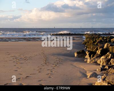 Des traces de pas dans le sable, menant à la mer Banque D'Images