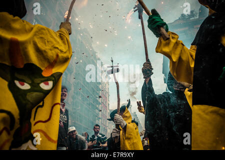 Barcelone, Espagne. Sep 21, 2014. Les enfants dans leurs costumes diable éclairée d'artifice pendant les 'Correfocs' à la 'Merce 2014' Credit : matthi/Alamy Live News Banque D'Images