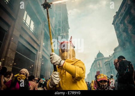 Barcelone, Espagne. Sep 21, 2014. Les enfants en costumes diable provoquer d'artifice pendant les 'Correfocs' à la 'Merce 2014' Credit : matthi/Alamy Live News Banque D'Images