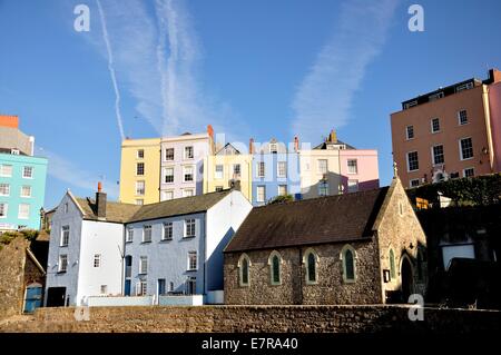 Maisons colorées donnant sur le port de Tenby un jour d'été Banque D'Images