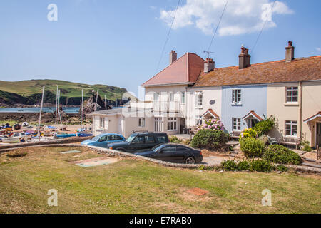 Chalets colorés à Hope Cove, South Devon, Angleterre, Royaume-Uni. Banque D'Images