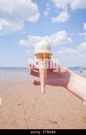 Vanilla Ice cream cone de fondre dans la chaleur.Hope Cove, South Devon, Angleterre, Royaume-Uni. Banque D'Images