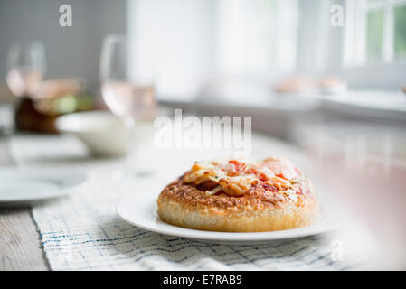 Des personnes qui exploitent des aliments frais à une table familiale. Banque D'Images