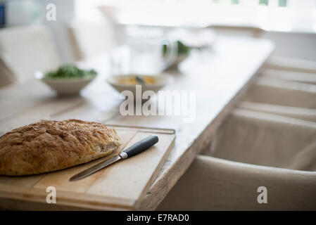 Une chambre à manger. La nourriture sur la table. Pain frais. Banque D'Images