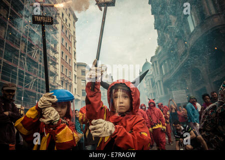 Barcelone, Espagne. Sep 21, 2014. Les très jeunes enfants en costumes diable provoquer d'artifice pendant les 'Correfocs' à la 'Merce 2014' Credit : matthi/Alamy Live News Banque D'Images