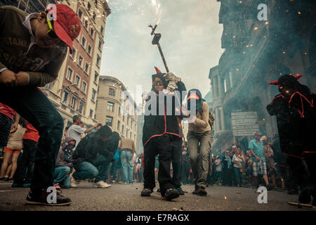 Barcelone, Espagne. Sep 21, 2014. Les enfants en costumes diable provoquer d'artifice pendant les 'Correfocs' à la 'Merce 2014' Credit : matthi/Alamy Live News Banque D'Images