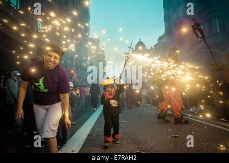 Barcelone, Espagne. Sep 21, 2014. Les enfants en costumes diable provoquer d'artifice pendant les 'Correfocs' à la 'Merce 2014' Credit : matthi/Alamy Live News Banque D'Images