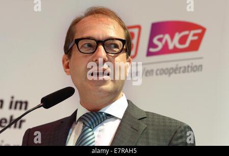 Berlin, Allemagne. Sep 23, 2014. Le ministre allemand des transports Alexander Dobrindt est photographié à la technologie ferroviaire salon Innotrans à Berlin, Allemagne, 23 septembre 2014. Innotrans peut être visité par le public entre 216 et 23 septembre 2014. Photo : RAINER JENSEN/DPA/Alamy Live News Banque D'Images