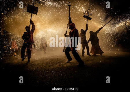 Barcelone, Espagne. Sep 21, 2014. Les correfocs, la danse des Diables, éclairer la nuit avec leurs énormes pétards à la Merce 2014 Credit : matthi/Alamy Live News Banque D'Images