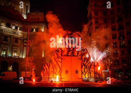 Barcelone, Espagne. Sep 21, 2014. La "porte de l'enfer' est illuminé par le feu fonctionne au début de la nuit de l'correfocs à la Merce 2014 Credit : matthi/Alamy Live News Banque D'Images