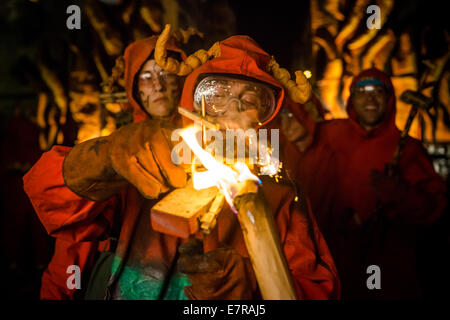 Barcelone, Espagne. Sep 21, 2014. Un visage du diable est allumé comme une torche éclaire son fire cracker au cours de la Merce 2014 Credit : matthi/Alamy Live News Banque D'Images