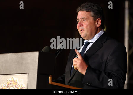 Hambourg, Allemagne. 22 Sep, 2014. Nos anciens etudiants de ministre allemand Sigmar Gabriel (SPD) parle au cours de la cérémonie d'ouverture officielle de la 'Coteca 2014' juste à Hambourg, Allemagne, 22 septembre 2014. 'Coteca 2014' foire est à Hambourg du 23 septembre au 26 septembre 2014. Photo : Bodo Marks/dpa/Alamy Live News Banque D'Images