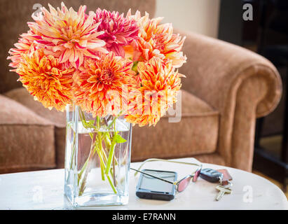 Joyeux bouquet de dahlias jardin placé dans un foyer de l'intérieur. Banque D'Images