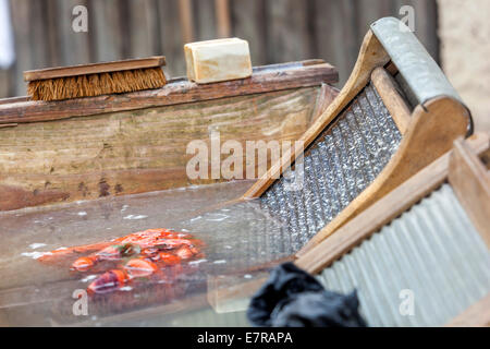 Lessive à l'ancienne en bois laver et laver les vêtements de bain Banque D'Images