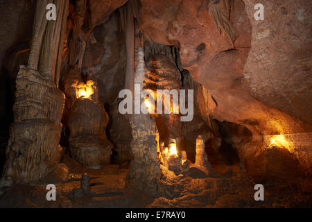 La formation de la grotte unique- big stalactites, stalagmites et colonnes. Tournage de profondeur sous terre avec la lumière des bougies Banque D'Images