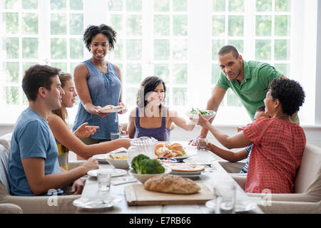 Une réunion de famille pour un repas. Les adultes et les enfants autour d'une table. Banque D'Images