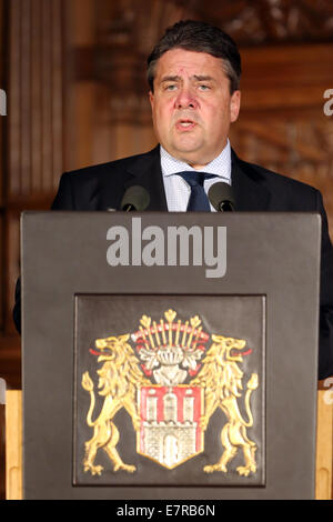 Hambourg, Allemagne. 22 Sep, 2014. Nos anciens etudiants de ministre allemand Sigmar Gabriel (SPD) parle au cours de la cérémonie d'ouverture officielle de la 'Coteca 2014' juste à Hambourg, Allemagne, 22 septembre 2014. Sur l'échelle mondiale- et au large de l'Expo 'Coteca 2014' foire est à Hambourg du 23 septembre au 26 septembre 2014. Photo : Bodo Marks/dpa/Alamy Live News Banque D'Images