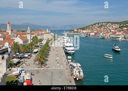 Vue sur la vieille ville et du bord de mer à partir de la forteresse Kamerlengo, Trogir, Patrimoine Mondial de l'Istrie, la Croatie, la vue Banque D'Images