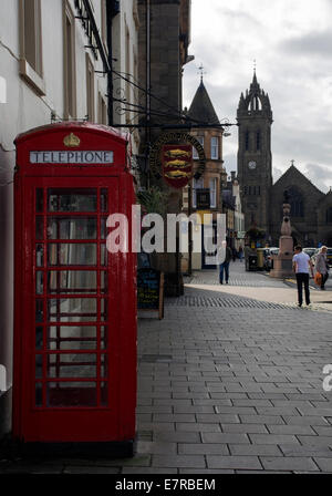 Peebles High Street avec la tour de l'ancienne église paroissiale de Peebles. Banque D'Images