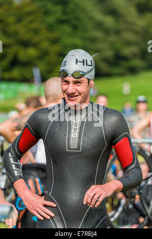 Alistair Brownlee portant une combinaison de Huub au MacMillan Triathlon à Harewood House à Leeds Banque D'Images