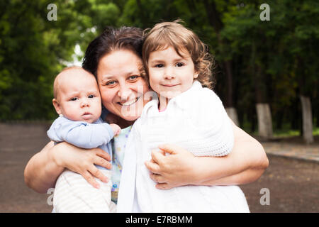 Grand-mère avec ses petits-enfants dans un parc. Portraits de Famille Banque D'Images