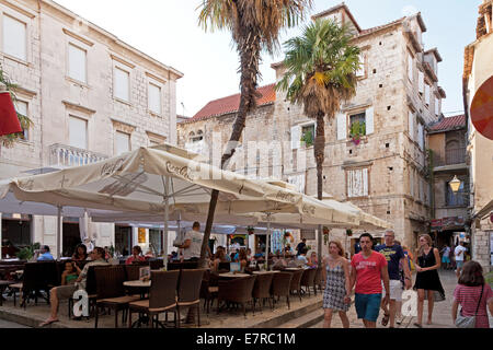 Restaurant dans la vieille ville de Trogir, classé au Patrimoine Mondial de l'UNESCO, la vue, la Dalmatie, Croatie Banque D'Images