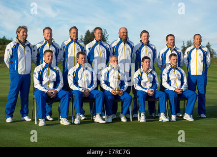 Gleneagles, Sangüesa, Perthshire, en Écosse. Sep 23, 2014. La Ryder Cup. Paul McGinley, capitaine de l'équipe européenne et l'Europe de l'équipe posent avec la Ryder Cup, au cours de l'équipe Europe photo appel. Credit : Action Plus Sport/Alamy Live News Banque D'Images