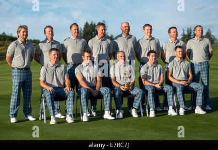 Gleneagles, Sangüesa, Perthshire, en Écosse. Sep 23, 2014. La Ryder Cup. Paul McGinley, capitaine de l'équipe européenne et l'Europe de l'équipe posent avec la Ryder Cup, au cours de l'équipe Europe photo appel. Credit : Action Plus Sport/Alamy Live News Banque D'Images