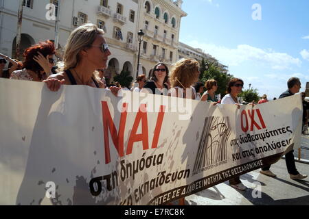 Thessaloniki, Grèce, 23 septembre 2014. Jusqu'à 300 manifestants sont descendus dans les rues de Thessalonique, la deuxième plus grande ville de Grèce, le mardi 23 septembre 2014, pour protester contre le système d'évaluation du secteur public, comme l'ADEDY, le fonctionnaire grec's union a appelé une grève de 24 heures. Credit : Orhan Tsolak / Alamy Live News Banque D'Images