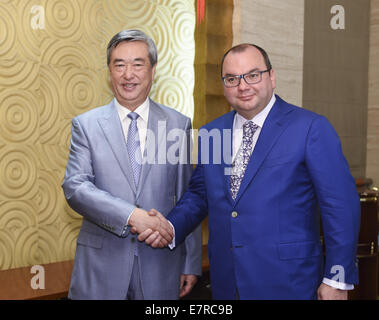 Beijing, Chine. Sep 23, 2014. Li Congjun (L), président de l'agence de presse Xinhua, serre la main avec Sergei Mikhailov, directeur général de l'agence de presse ITAR-TASS de Russie, lors de leur rencontre à Beijing, capitale de la Chine, 23 septembre 2014. © Li Xueren/Xinhua/Alamy Live News Banque D'Images