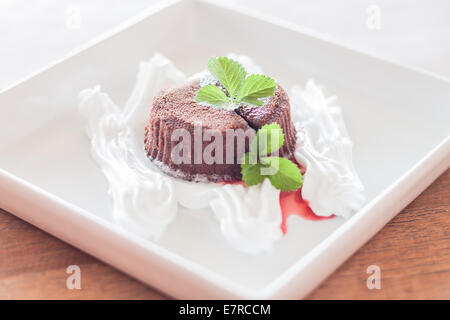 La lave de chocolat avec crème fouettée, stock photo Banque D'Images