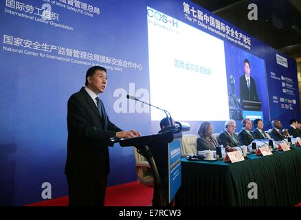 Beijing, Chine. Sep 23, 2014. Le Conseiller d'Etat chinois Wang Yong (L) prend la parole lors de la cérémonie d'ouverture de la Chine 7ème Forum International sur la sécurité du travail à Beijing, capitale de la Chine, 23 septembre 2014. © Liu Weibing/Xinhua/Alamy Live News Banque D'Images