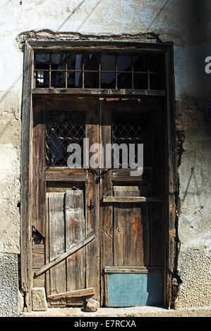 Vieille porte en bois en ruine Banque D'Images