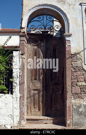 Old rusty porte d'une maison Banque D'Images