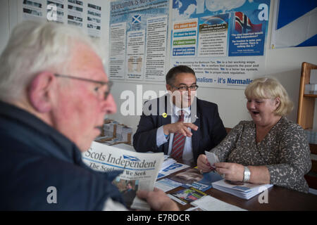 Né en français Christian Allard, membre du parlement écossais pour la région nord-est du pays, parlant à des bénévoles à Banque D'Images