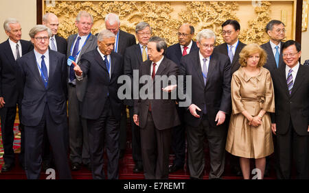 Beijing, Chine. Sep 23, 2014. Le vice-Premier ministre chinois Ma Kai (3e L'avant) se réunit avec les conseillers de la China Investment Corporation (CIC), y compris l'ancien Premier Ministre du Pakistan, Shaukat Aziz, à Beijing, capitale de la Chine, 23 septembre 2014. Credit : Huang Jingwen/Xinhua/Alamy Live News Banque D'Images