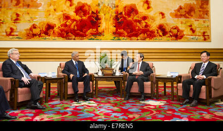 Beijing, Chine. Sep 23, 2014. Le vice-Premier ministre chinois Ma Kai (2e R) rencontre avec les conseillers de la China Investment Corporation (CIC), y compris l'ancien Premier Ministre du Pakistan, Shaukat Aziz, à Beijing, capitale de la Chine, 23 septembre 2014. Credit : Huang Jingwen/Xinhua/Alamy Live News Banque D'Images