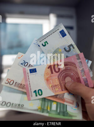 Cologne, Allemagne. Sep 23, 2014. ILLUSTRATION - un consommateur détient des billets de banque euro, parmi lesquels la nouvelle note dix euros à Cologne, Allemagne, 23 septembre 2014. La nouvelle note dix euros vient en circulation. La Banque mondiale note sera plus difficile à forger et à durer plus longtemps. Dpa : Crédit photo alliance/Alamy Live News Banque D'Images