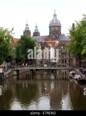 Fin du xixe basilique de Saint-Nicolas, la principale église catholique d'Amsterdam, comme vu de Oudezijds Voorburgwal canal Banque D'Images