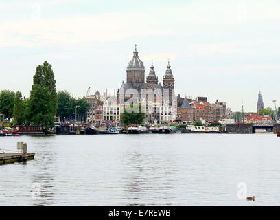 Amsterdam skyline historique du 19ème avec la basilique de Saint-Nicolas, la principale église catholique d'Amsterdam, du point de vue de l'Oosterdok Banque D'Images