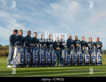 Gleneagles, Sangüesa, Perthshire, en Écosse. Sep 23, 2014. La Ryder Cup. Paul McGinley, capitaine de l'équipe européenne et l'Europe de l'équipe posent avec la Ryder Cup, au cours de l'équipe Europe photo appel. Les joueurs montré Thomas Bjorn, Jamie Donaldson, Victor Dubuisson, Sergio Garcia, Martin Kaymer, Graeme McDowell, Rory McIlroy, Justin Rose, Henrik Stenson, Lee Westwood, Stephen Gallacher, Ian Poulter, Crédit : Action Plus Sport/Alamy Live News Banque D'Images