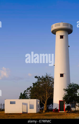 Phare de l'inutilisé aux Philippines Banque D'Images