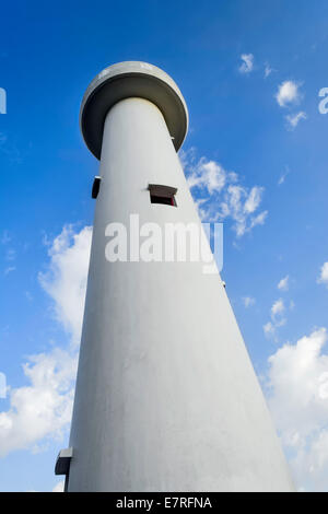 Blanc, phare abandonné aux Philippines contre le ciel bleu Banque D'Images