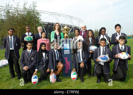 Londres, Royaume-Uni. 23 septembre 2014. L-R : La Rcbd Ian Corbett, Cllr Ayesha Chowdhury, Représentant RFU Sophie Morris, Cllr Lakmini Shah et Nick Bracken OBE, président du Club de rugby de l'Est de Londres avec les enfants de Chobham Academy au Webb Ellis Cup sur l'affichage de Newham, marquage 1 an pour aller jusqu'au premier match du tournoi au Stade Olympique. Credit : Elsie Kibue / Alamy Live News Banque D'Images