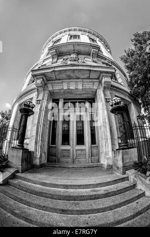 Entrée latérale de l'Édifice de la Cour suprême de la Louisiane dans le quartier français de la Nouvelle Orléans en Louisiane aux USA en B&W Banque D'Images